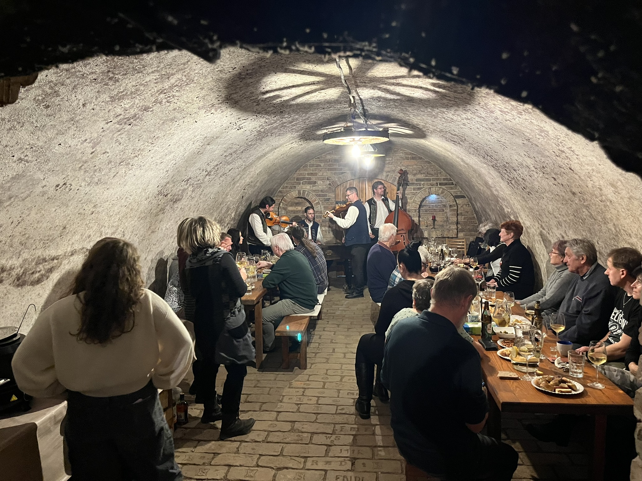 Živá hudba ve sklípku